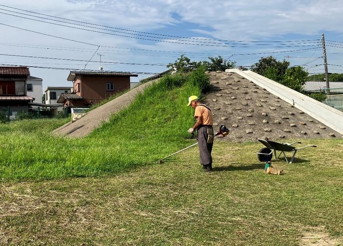 草刈り作業中の石川さん
