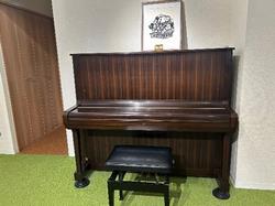 図書スペースのピアノ