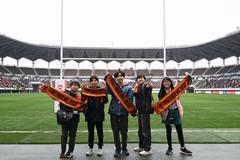 グラウンドに入り、記念写真を撮りました！