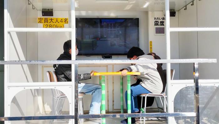 地震体験車で震度6を体験する様子