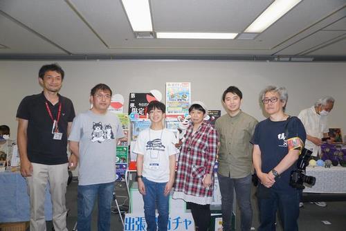 左から順に栗田さん、小野尾さん、記者、伊阿弥さん、坂本さん、本間さん