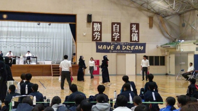 激しい戦いを繰り広げる選手(周りにいるのは審判)