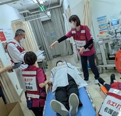 重症者を診察している様子