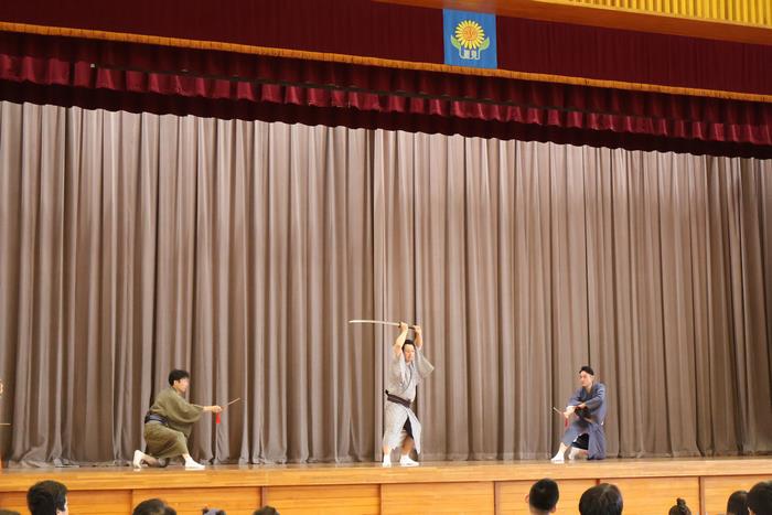 刀を用いた「立廻り」の披露