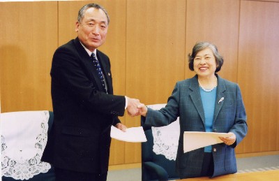調印後握手する藤代船橋市長と堂本千葉県知事
