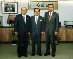 左から小川相模原市長、片山総務大臣、藤代船橋市長