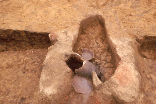 カマドと出土土器の写真