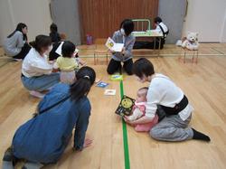 司書さんが読み聞かせをしている様子4