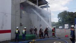 三連はしごと放水