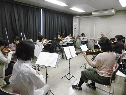 弦楽アンサンブル花音の練習中の写真