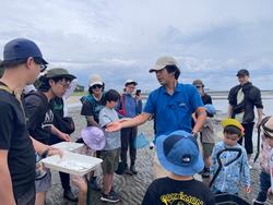 R7干潟で生き物探し
